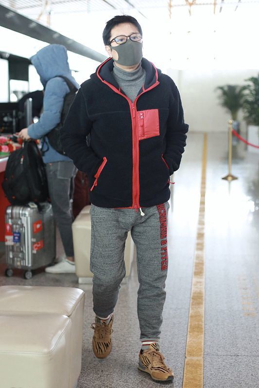 蔡国庆夹克搭配图片,蔡国庆春秋土黄色裤子穿搭