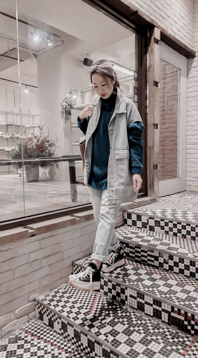 牛仔吊带背心搭配秋冬,长款背心宽松版型搭配