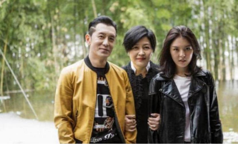 李咏女儿多大年龄拿到驾照,李咏女儿16岁集美貌才华于一身