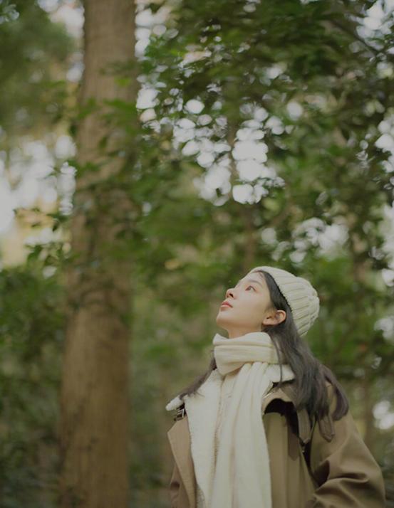 陈瑶身着一字肩身材苗条,陈瑶的穿衣风格