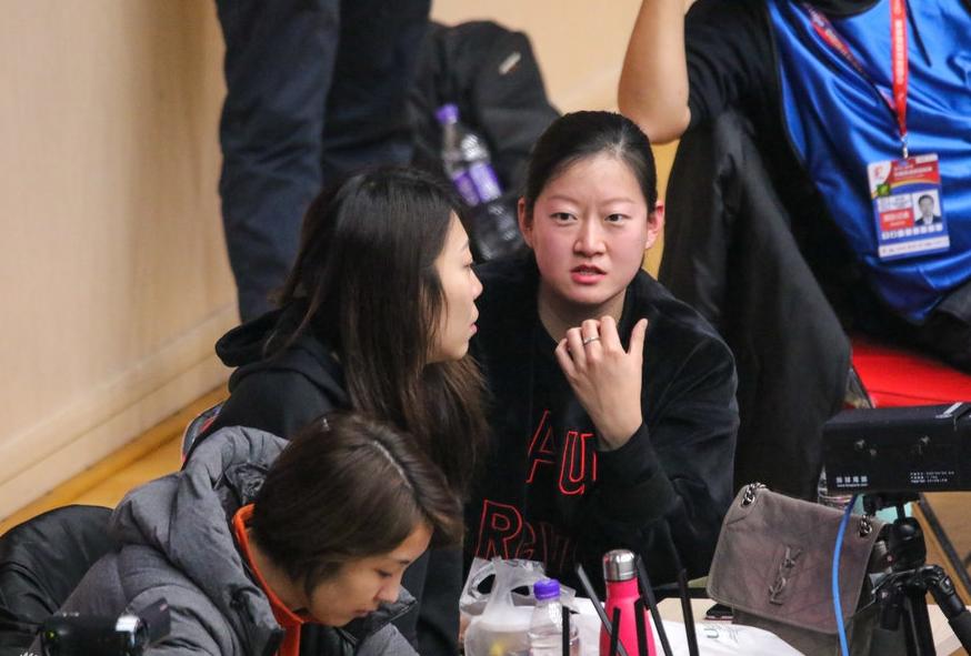 袁灵犀和魏秋月在比赛场上拥抱,魏秋月被求婚姚笛