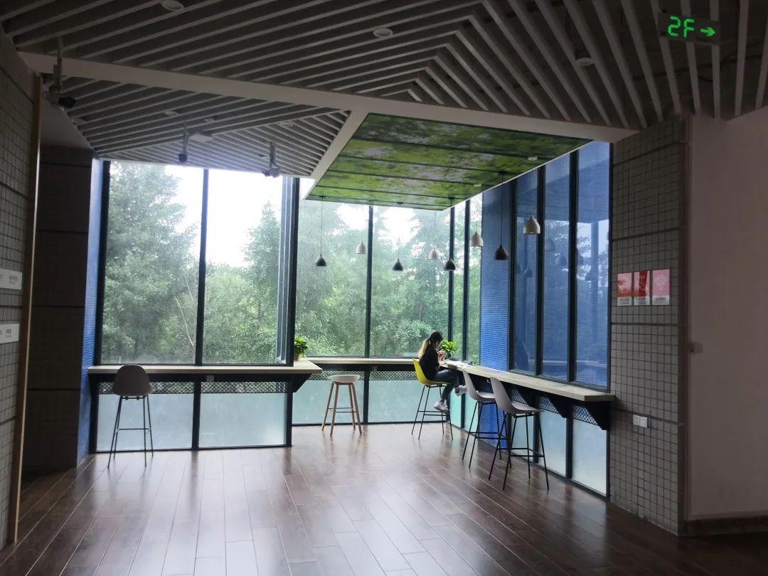 陕西最“豪华”大学之一!坐拥4大“网红”食堂,游泳馆、商业街一应俱全!