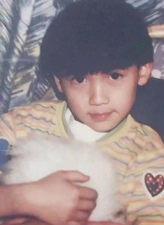 歌手开嗓的奇葩方式：徐小凤喝辣椒油、谭咏麟喝冰水、王爱华喝酒