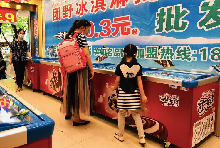 打工一天！揭秘全重庆同个套路的“江苏炒货”如何秒变雪糕批发