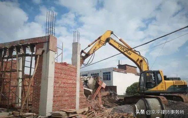 农民私自在耕地盖房,农民在耕地上建起房强拆了违法不