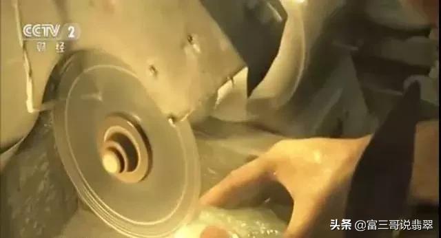 翡翠原石切了卖还是当赌石卖好,那些年切垮的翡翠原石