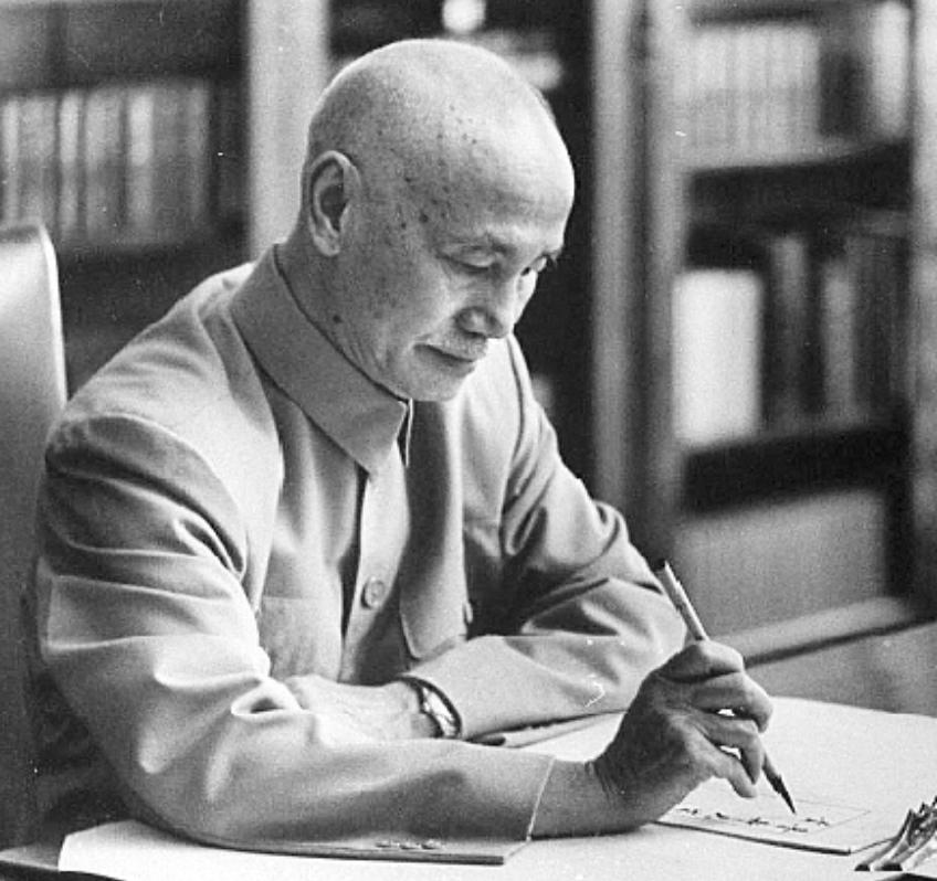 蒋介石晚年秘闻:遭飞来车祸,肛肠出血尿血,死因或与宋美龄有关