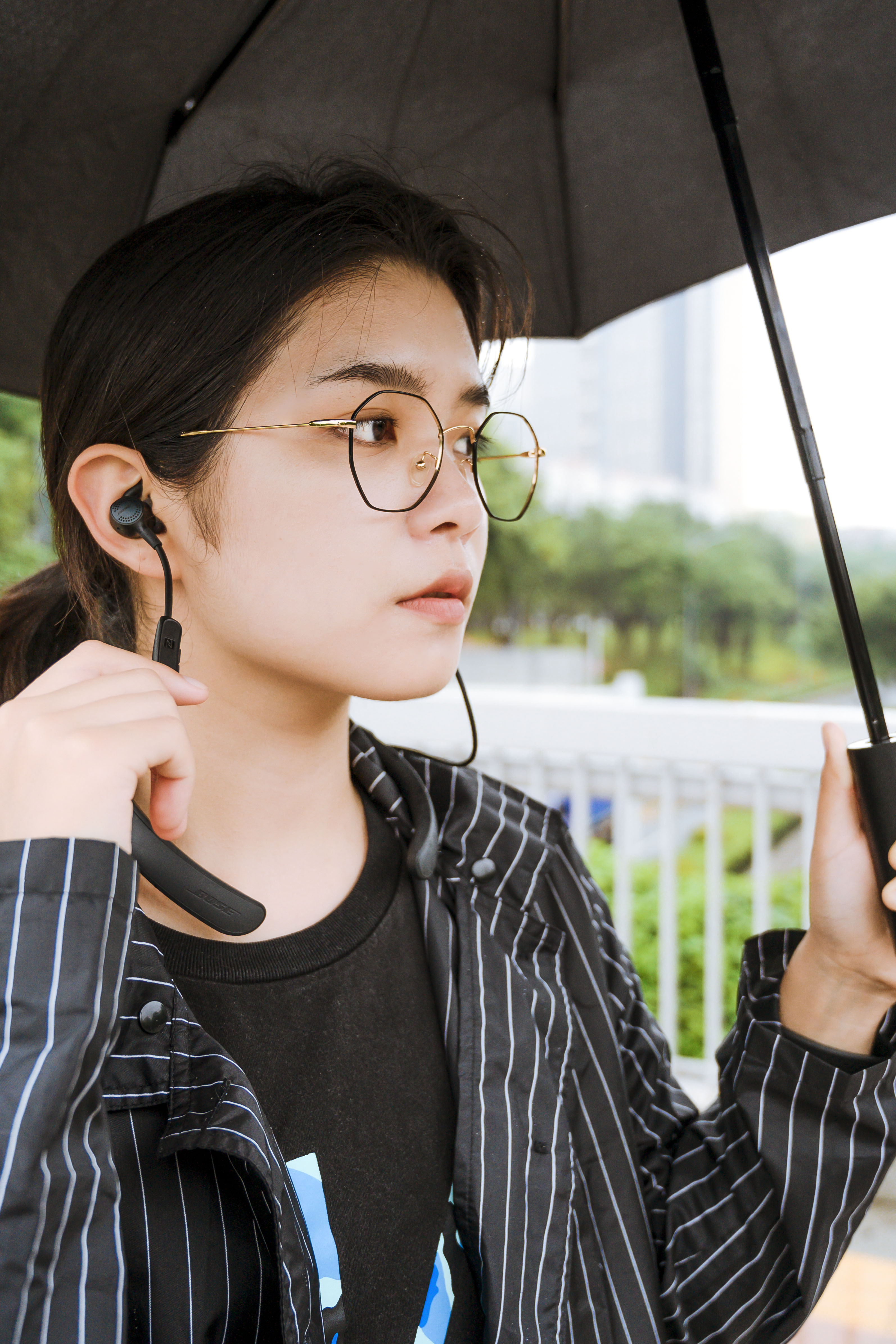 戴上耳机脱离喧嚣的世界,戴上耳机逃离城市的喧嚣