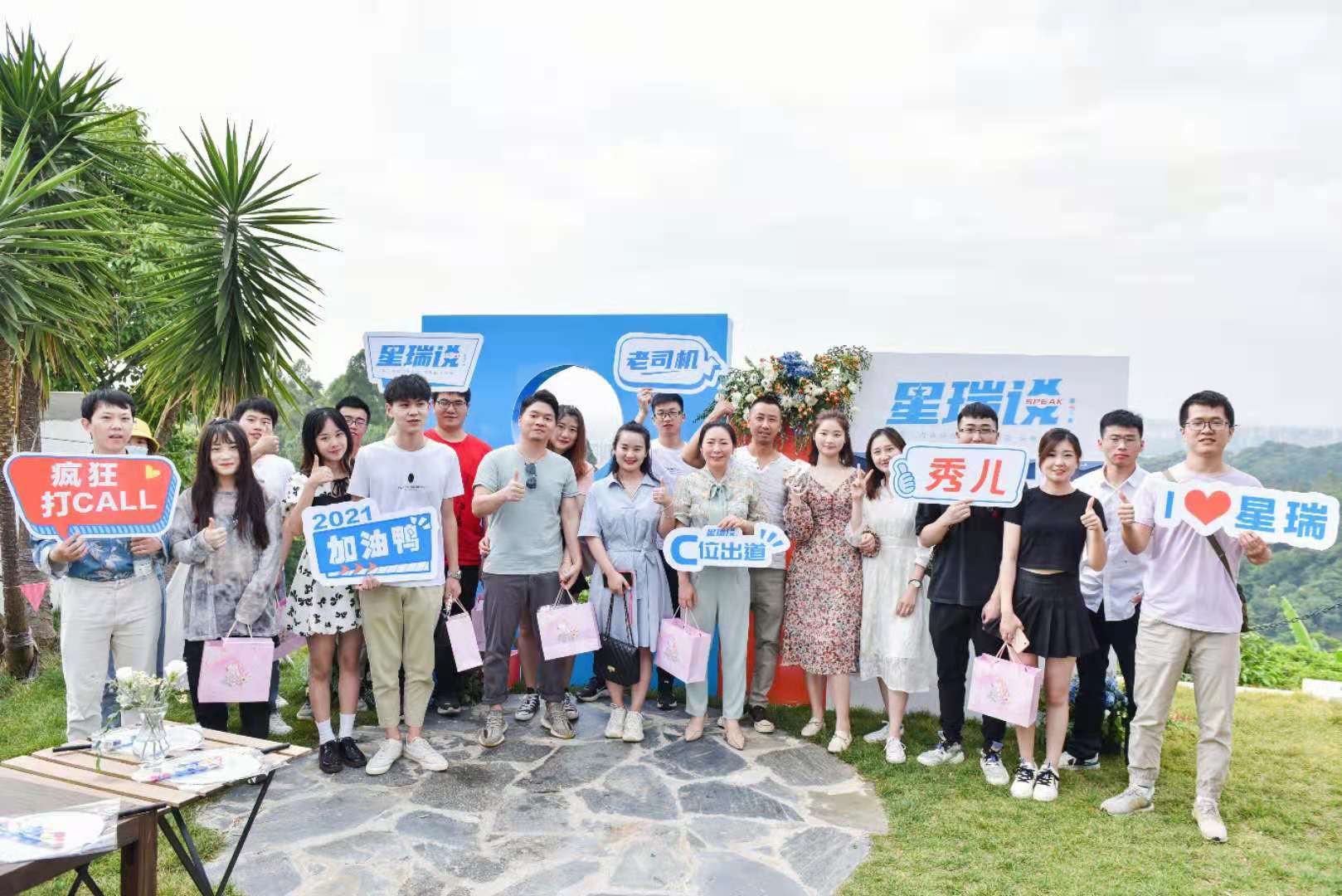 爱撒狗粮的男孩,更爱车还是更爱女友?