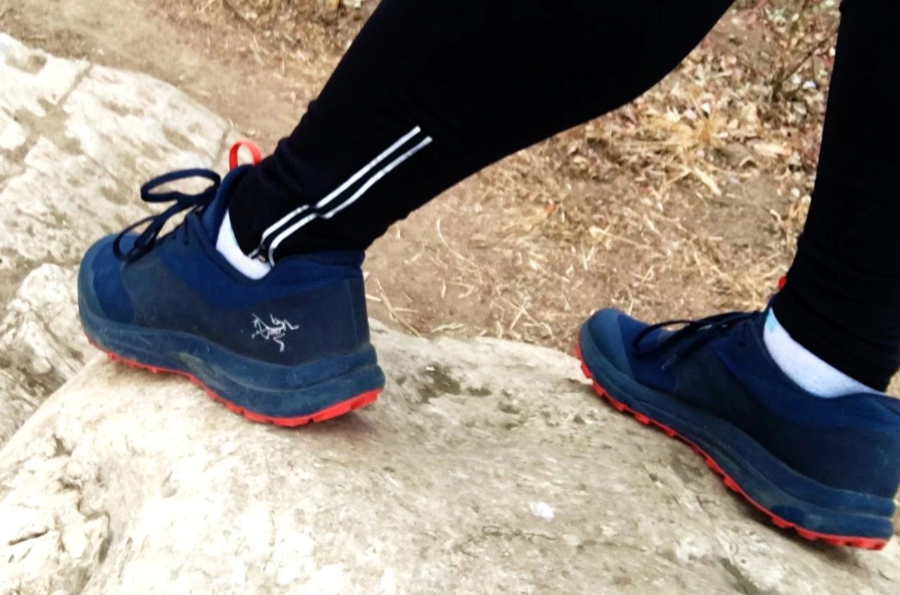 公认脚感最好的户外鞋始祖鸟,始祖鸟越野跑鞋高帮灰色