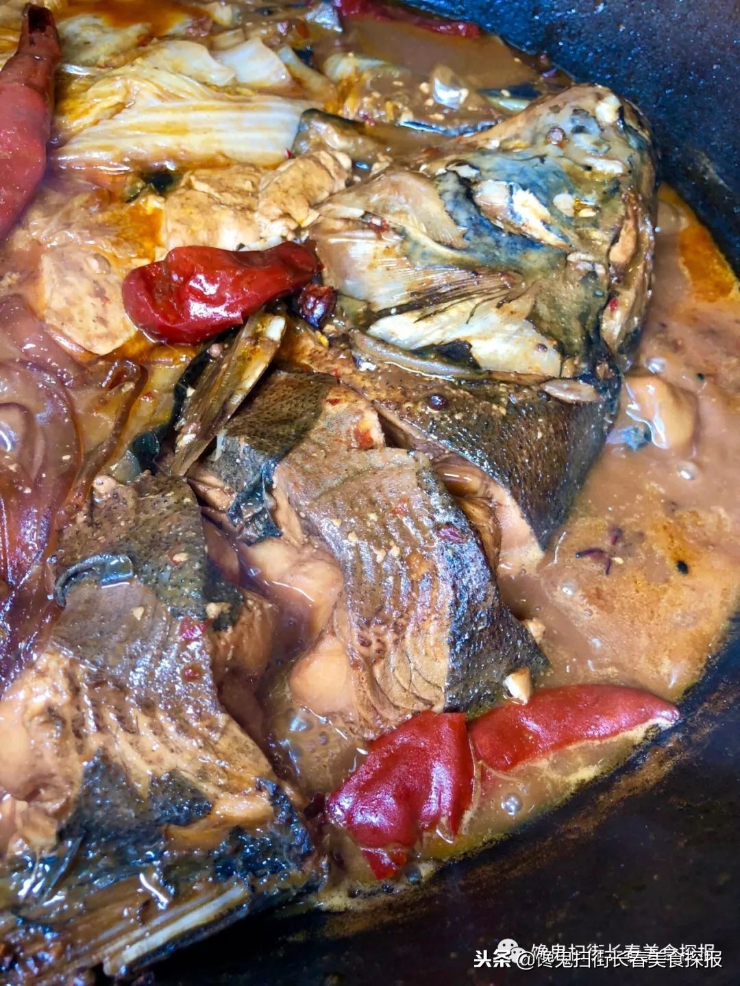 南湖别墅区藏个旧屯子，铁锅炖鱼天天爆满据说空姐都吃胖了！