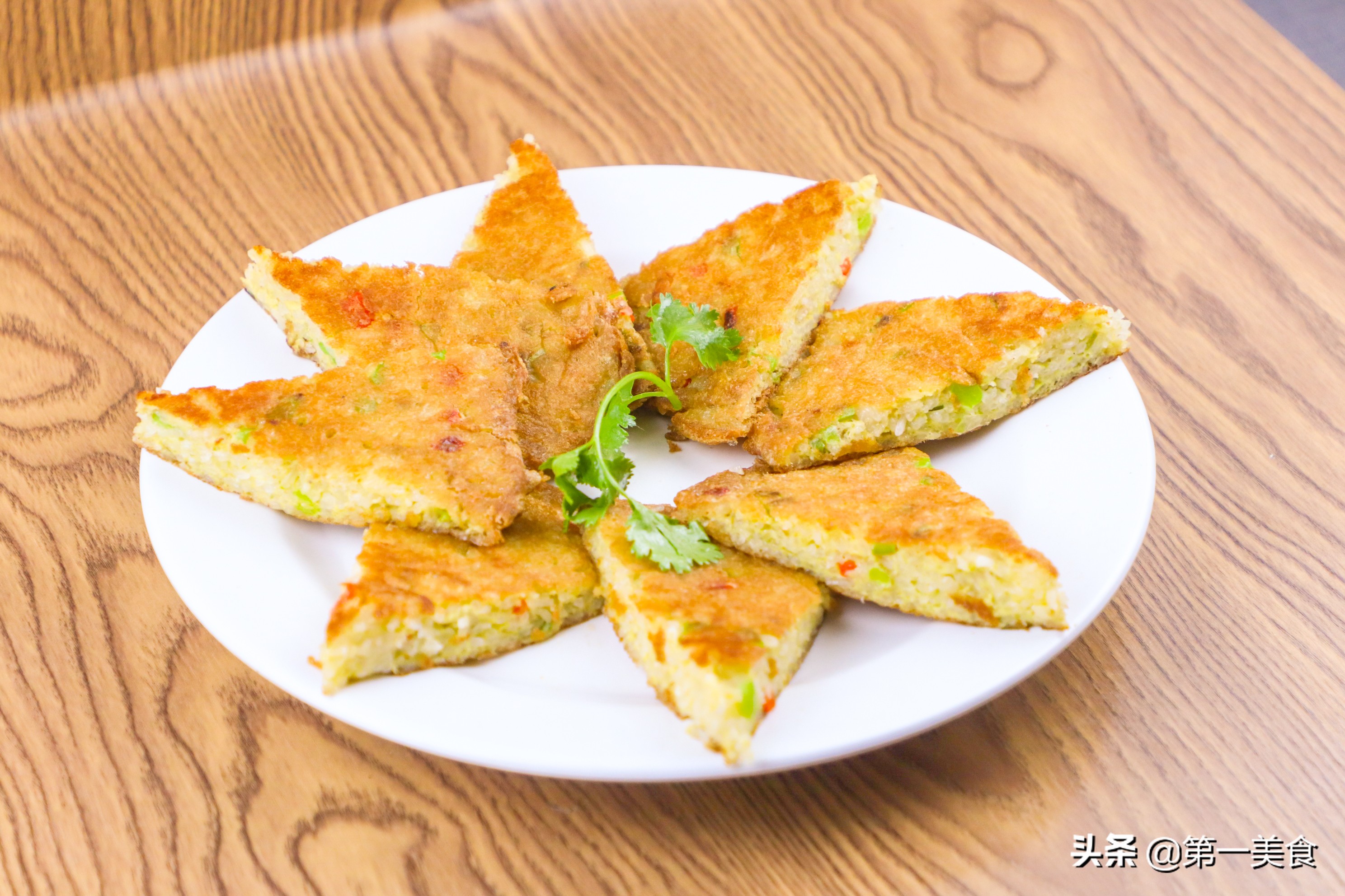 剩米饭只会做蛋炒饭？这道糯米鸡蛋饼，过程同样简单，美味又营养