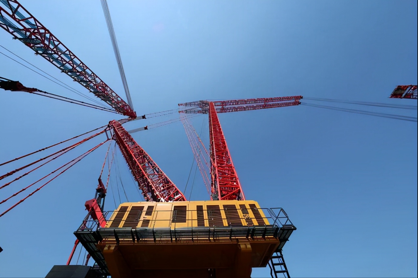 中国工程机械行业崛起,中国最大履带起重机是多少吨