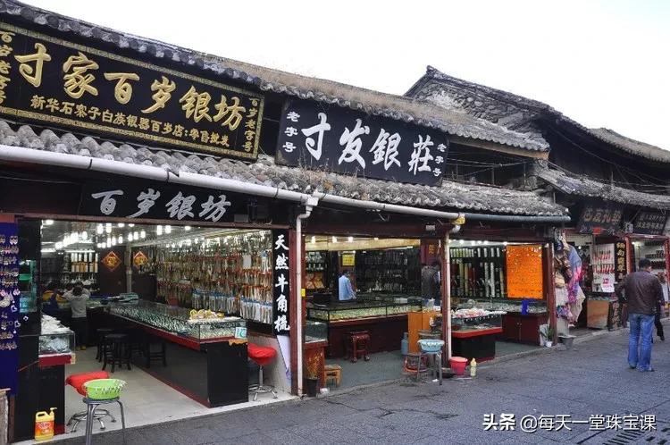 戴银镯手脖发黑了,戴银镯发黑是什么原因