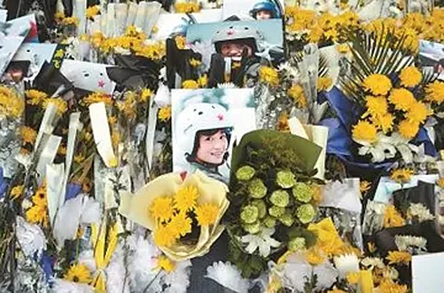 金孔雀余旭的最后一程:36万群众手捧菊花送别,墓前4架飞机模型