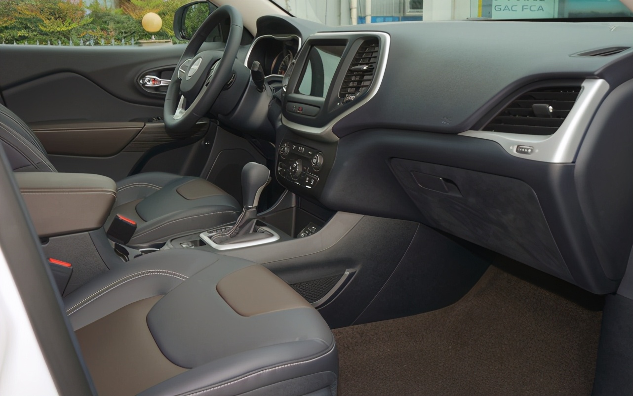 吉普自由光油耗一公里多少钱,17款吉普自由光油耗多少