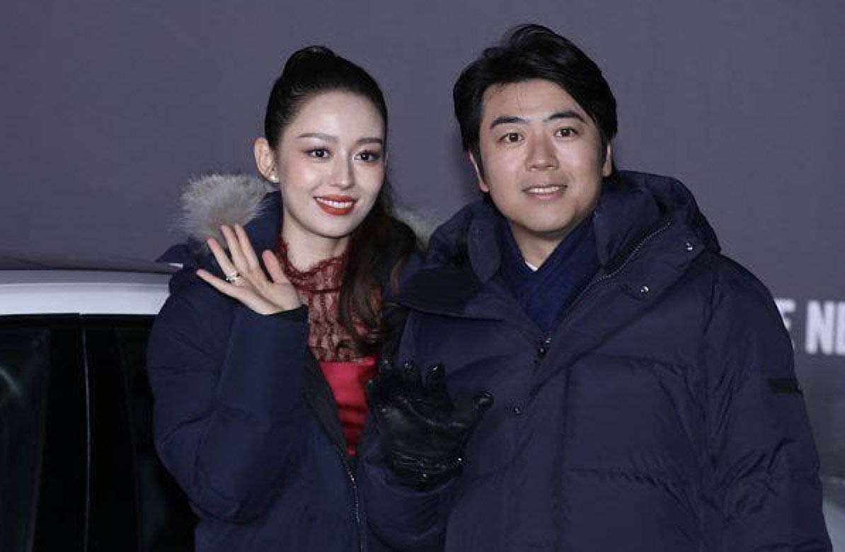 吉娜和郎朗穿羽绒服走红,郎朗和吉娜穿长款羽绒服出席活动