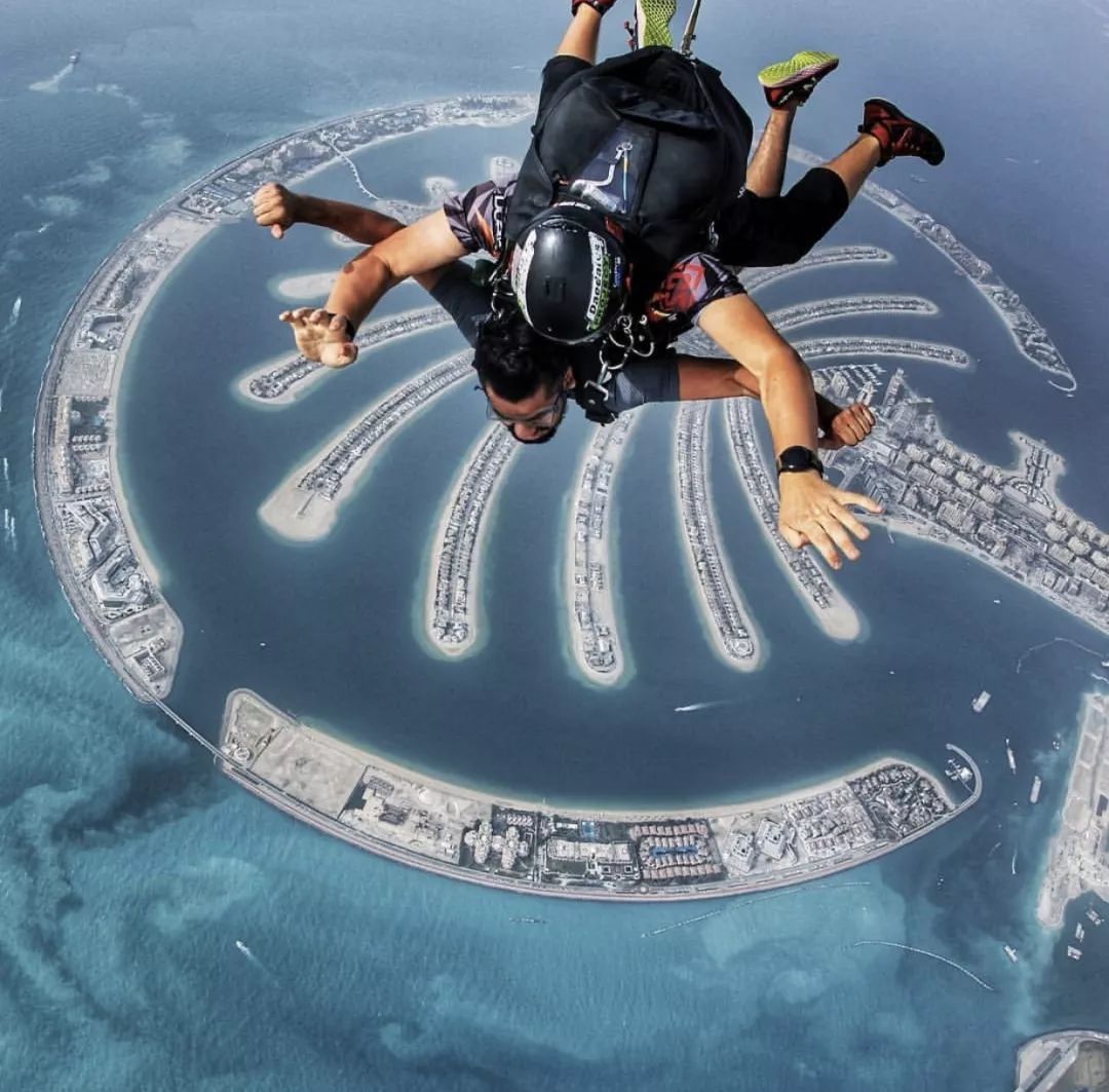 迪拜街头捡到一辆豪车,迪拜豪车坟场里的废弃豪车