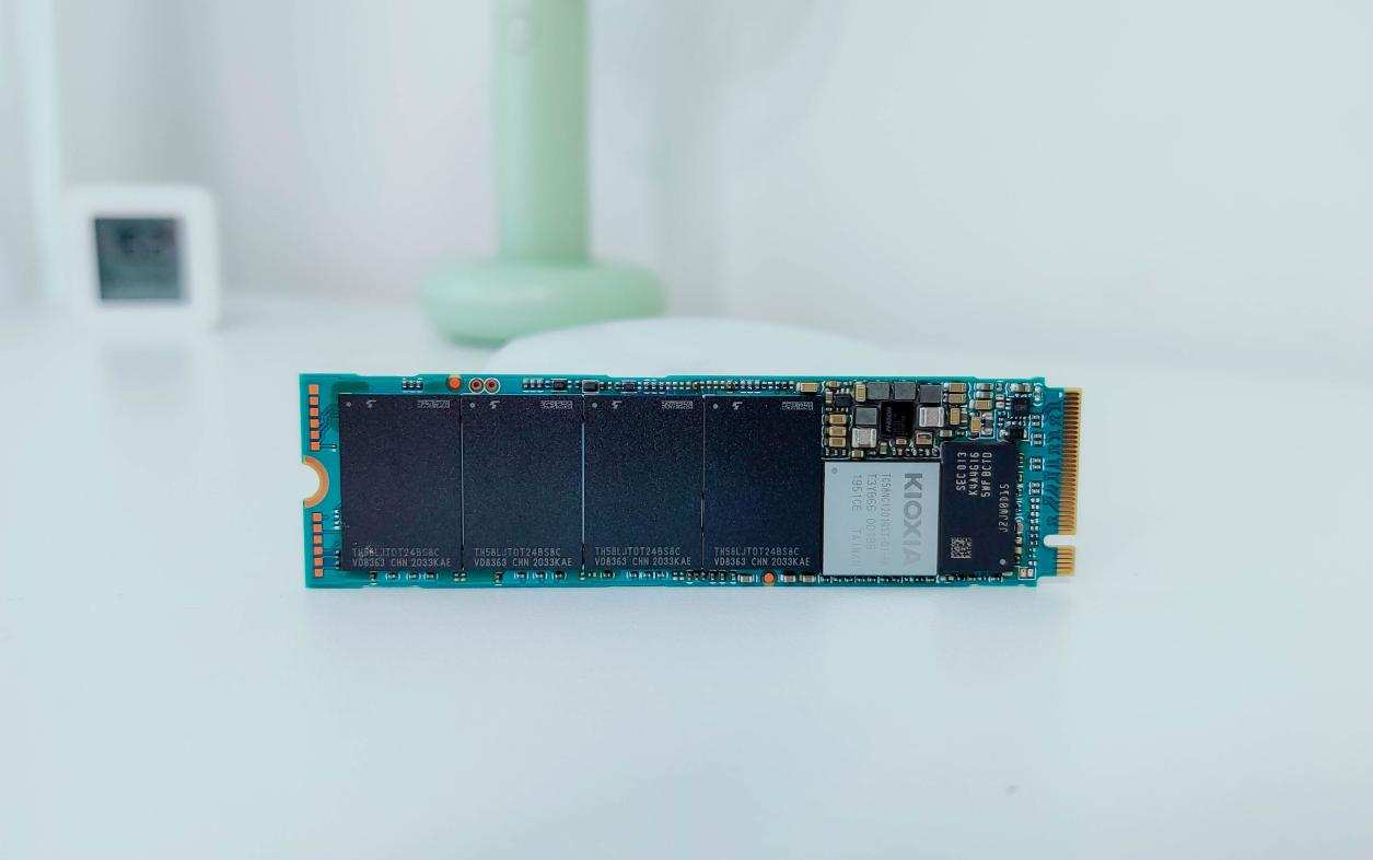 东芝存储器rd20评测,东芝铠侠sata240g固态硬盘拆解