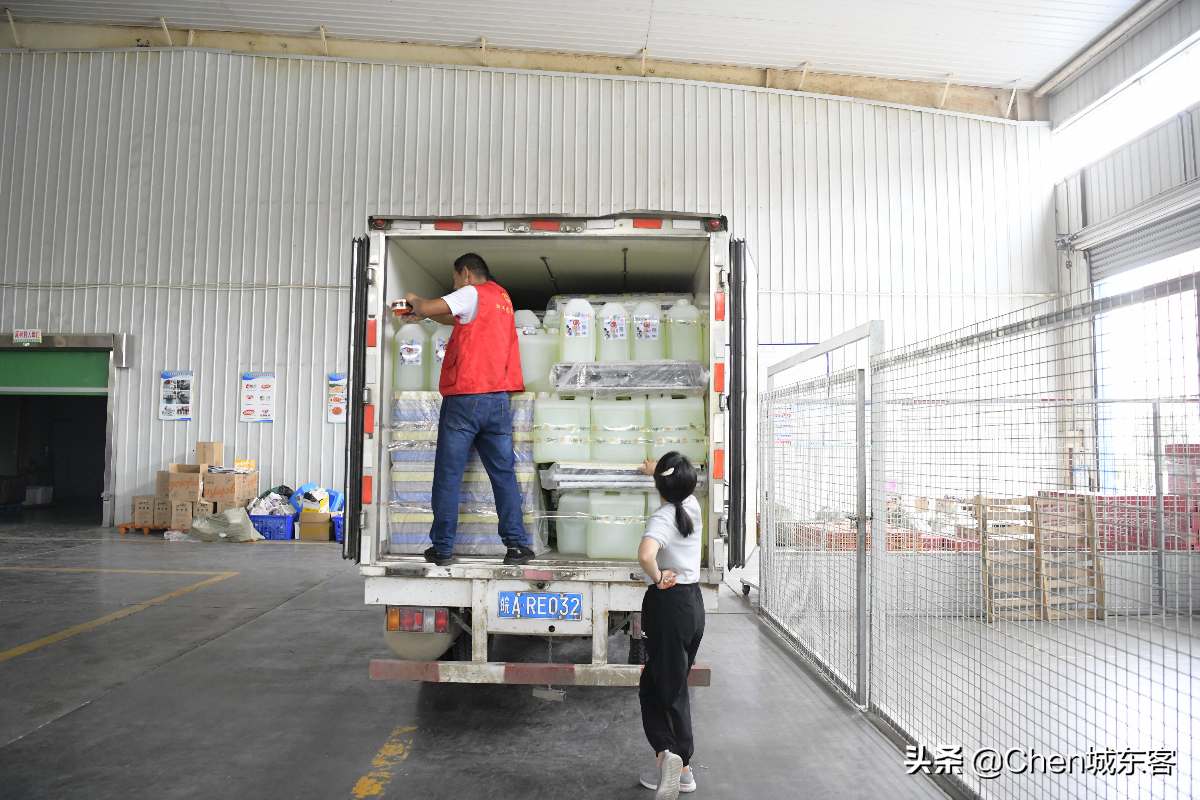 爱心志愿者捐赠传递雷锋精神,爱心捐赠涌春潮守望相助抗疫情