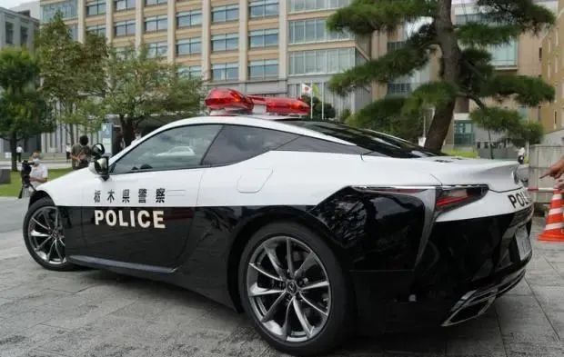 日本交警超跑,日本交警开跑车皇冠