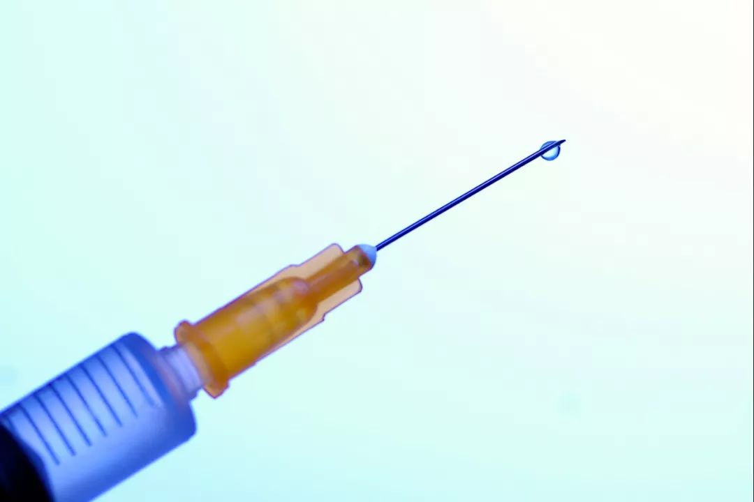 家长急疯了！4岁女儿在小区里玩被陌生男子扎针，注射不明液体……