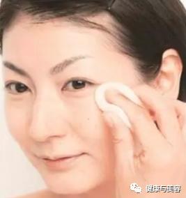 额头肤色暗沉怎么改善,改善暗沉提亮肤色护肤