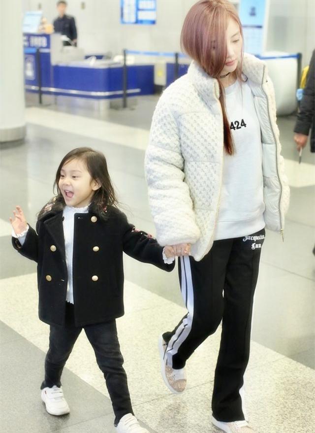 李小璐外套羽绒服,李小璐衣服20万