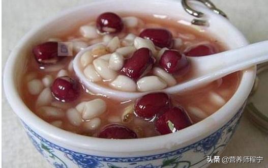 游泳会不会使湿气进入体内,游泳后热水冲澡湿气加重吗