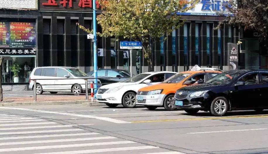 武汉女子被男友当街刺伤,一女子在地下停车场被男女围殴