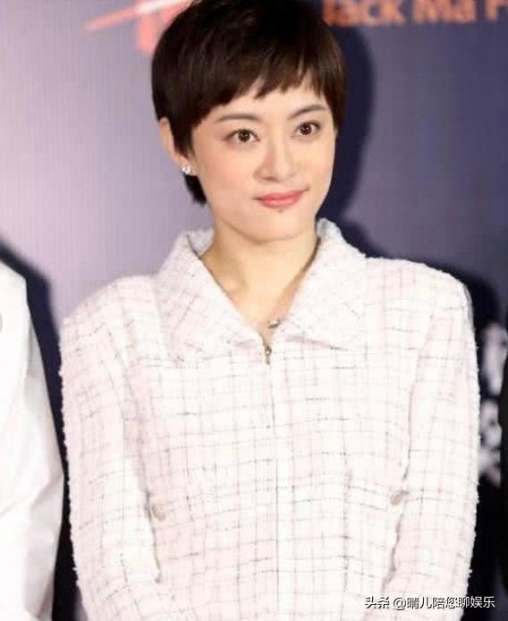 孙俪穿小碎花裙秀奶油腿,孙俪连衣裙穿搭日常