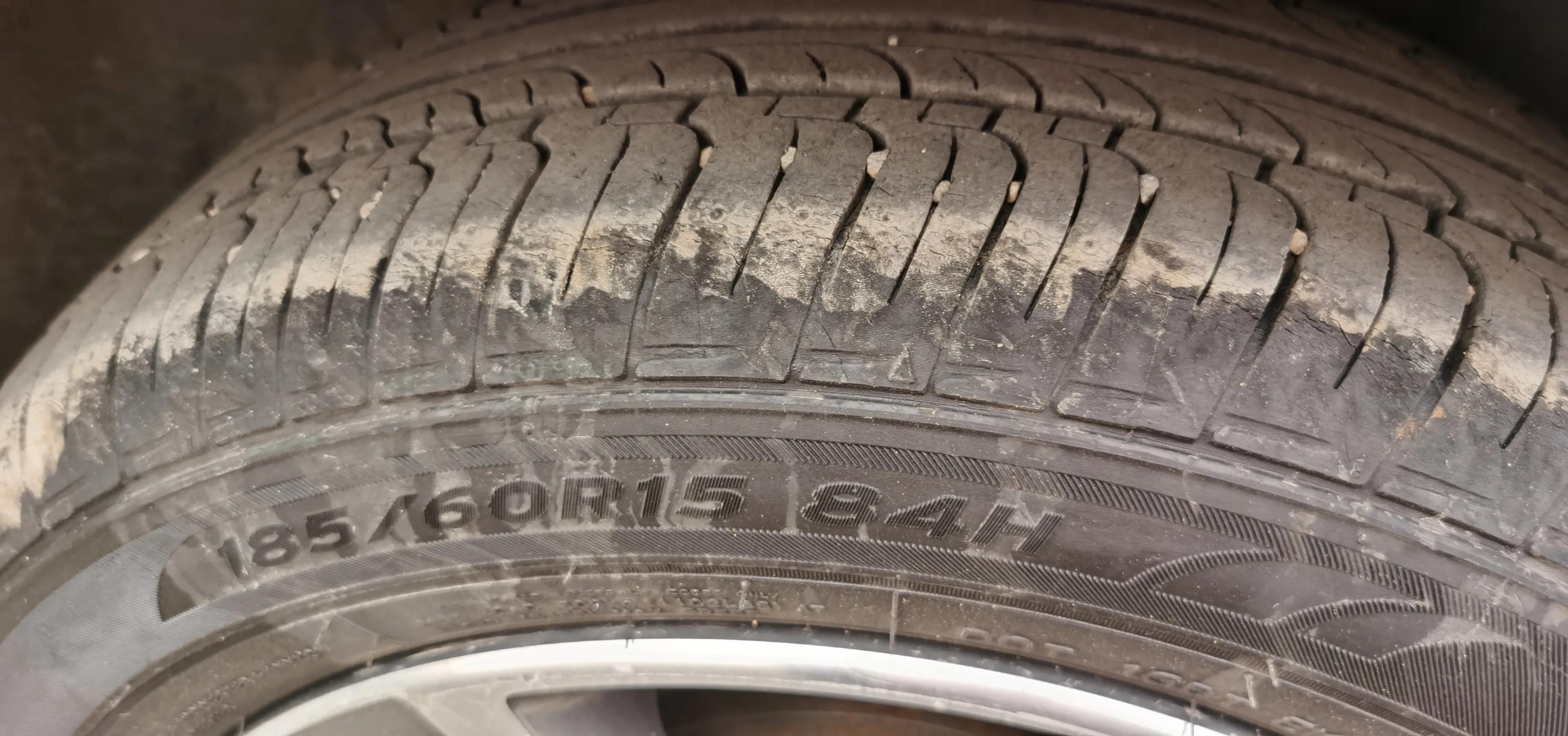 京东购买轮胎一年时间表面裂缝严重,客服要求邮寄厂家技术鉴定