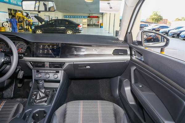 大众朗逸带有家族风格,搭载1.4T和1.5L,车身造型稳重