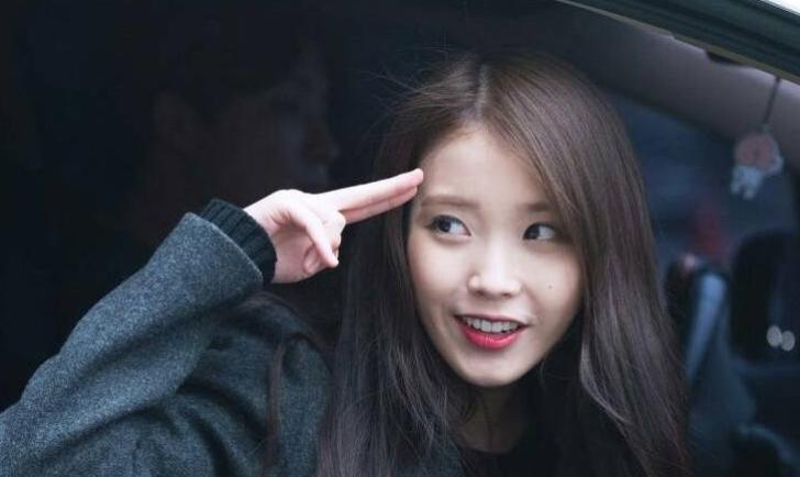 iu李知恩抿嘴,iu领奖超燃