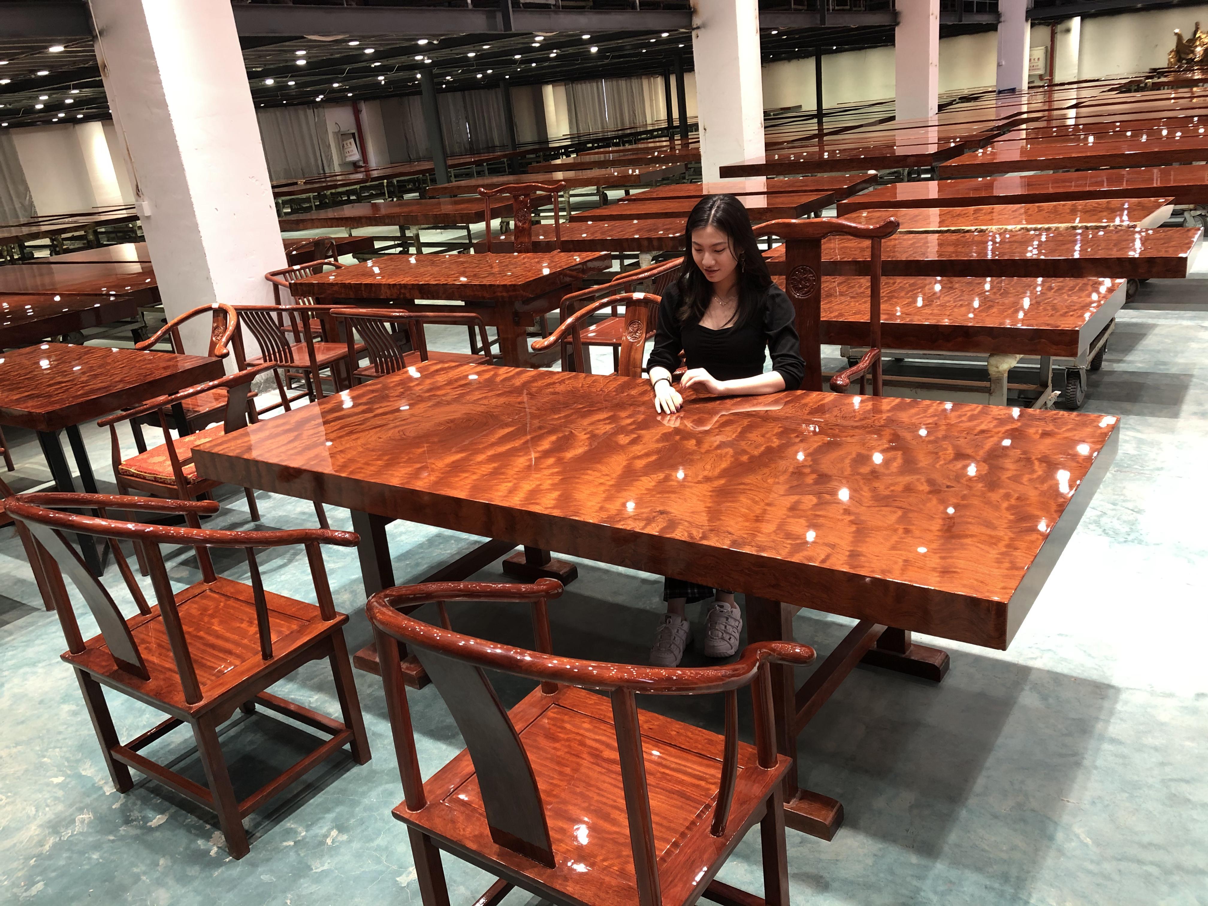 苏州家具城土豪桌*局骗**!8万天价桌出厂就9千,原料极像棺材板