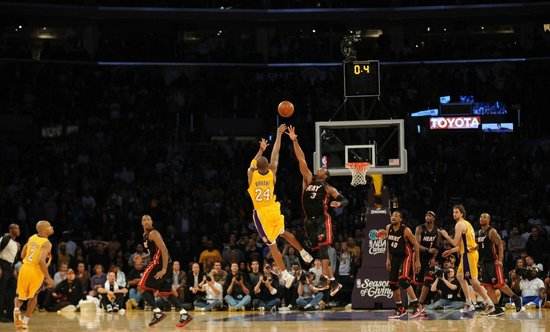 三角进攻的最后荣光，当属科比、乔丹最擅长的“换位三角进攻”