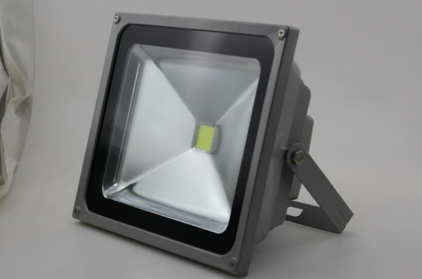 篮球场的灯叫什么灯,大连篮球场室外有灯