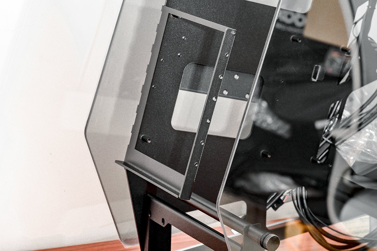 颜值与个性共舞，大水牛铁血战士异形机箱，越夜越有机