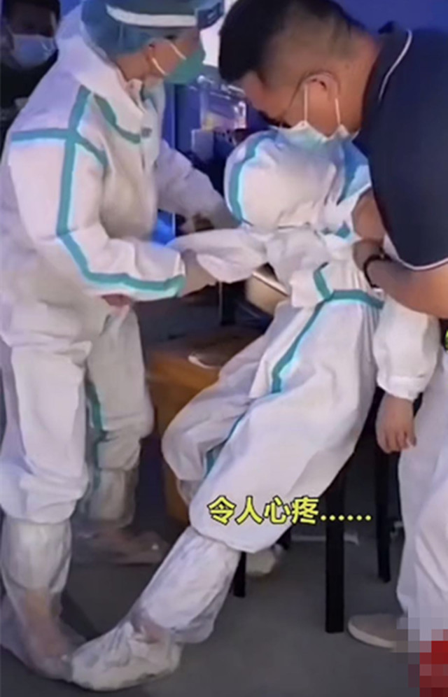 穿防护服的女护士中暑满脸都是汗,穿防护服的女护士中暑吸氧