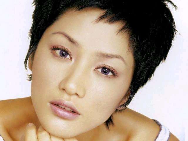 瞿颖近照，皮肤粗糙法令纹明显还发福严重，似老了十岁