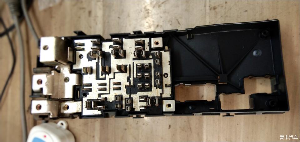 标致307汽车远光灯关不掉怎么解决,远光灯的正确关闭方法