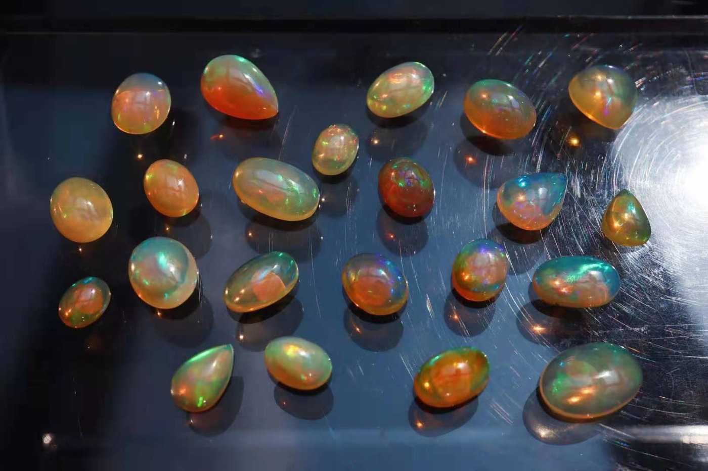 欧泊一种拥有世间所有颜色的宝石，关键还不贵