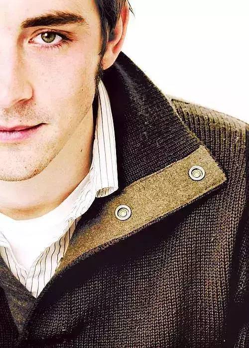 7年前惊艳世界的精灵王,如今在开拖拉机,“大王您养鸡都美”