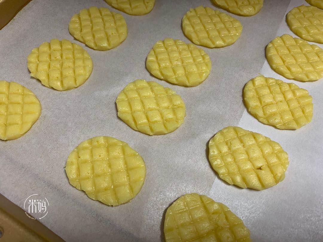 酥脆香甜的曲奇简单揉几下就可以,无需打发的曲奇做法