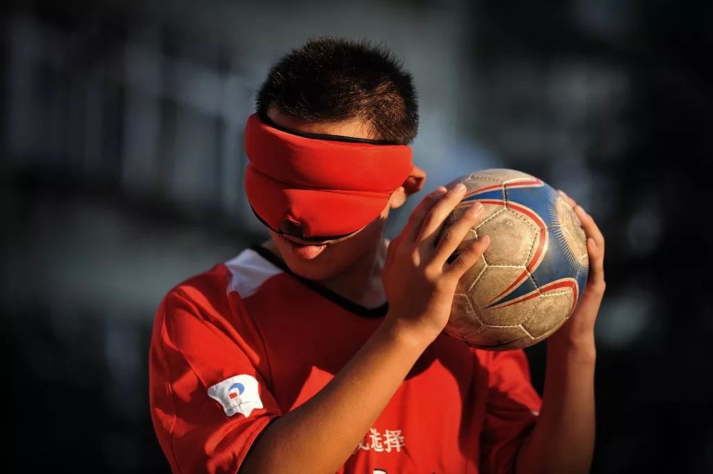 这个盲人不一般，用手机贼溜，淘宝购物、八块腹肌、参加足球比赛样样在行