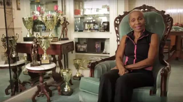 45岁健身身材犹如20岁少女,女子56岁健身如今身材惊艳