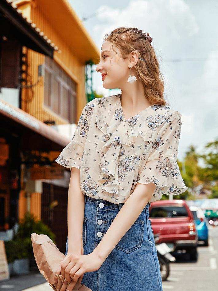 雪纺衫的挑选和搭配技巧,雪纺衫稍微有点宽怎么穿好看