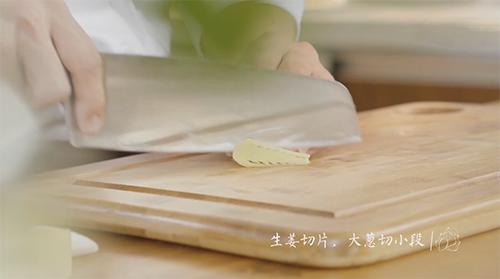 经典名菜葱烧海参冬季进补首选,海参菜谱之葱烧海参做法