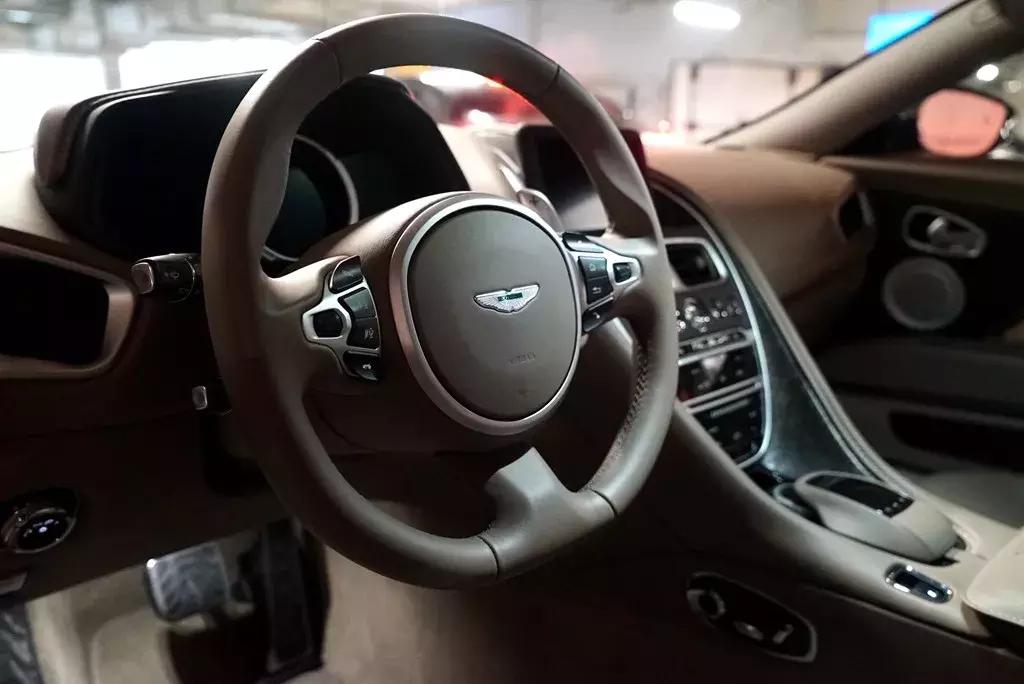 马丁新款v12,阿斯顿马丁v8和v12对比