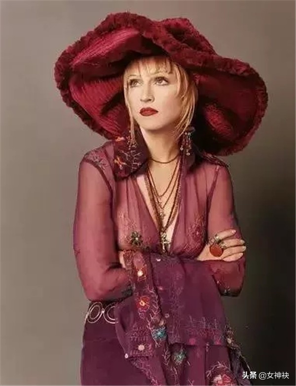 营造魅惑和妖娆的时尚女王，第一位世界顶尖华裔设计师安娜苏